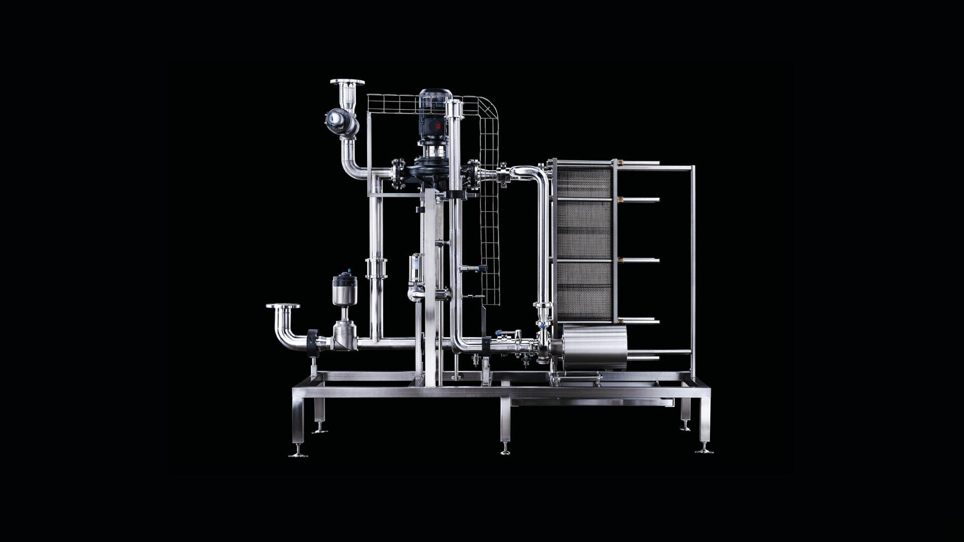 Eine Industriemaschine aus Edelstahl mit mehreren Rohren, Ventilen und einem Plattenwärmetauscher, montiert auf einem Metallrahmen vor einem schwarzen Hintergrund.