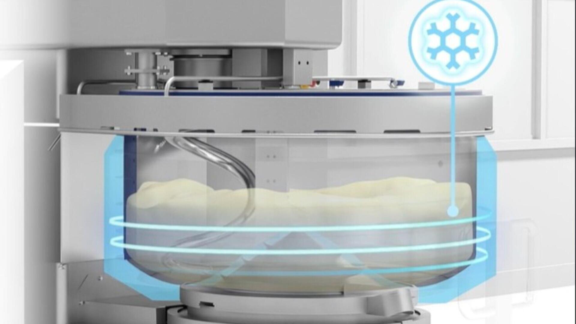 Ein moderner Industriemixer mit einer transparenten Schüssel, die Teig enthält, hervorgehoben durch blaue Linien und ein Schneeflockensymbol, das eine Kühl- oder Gefrierfunktion anzeigt.