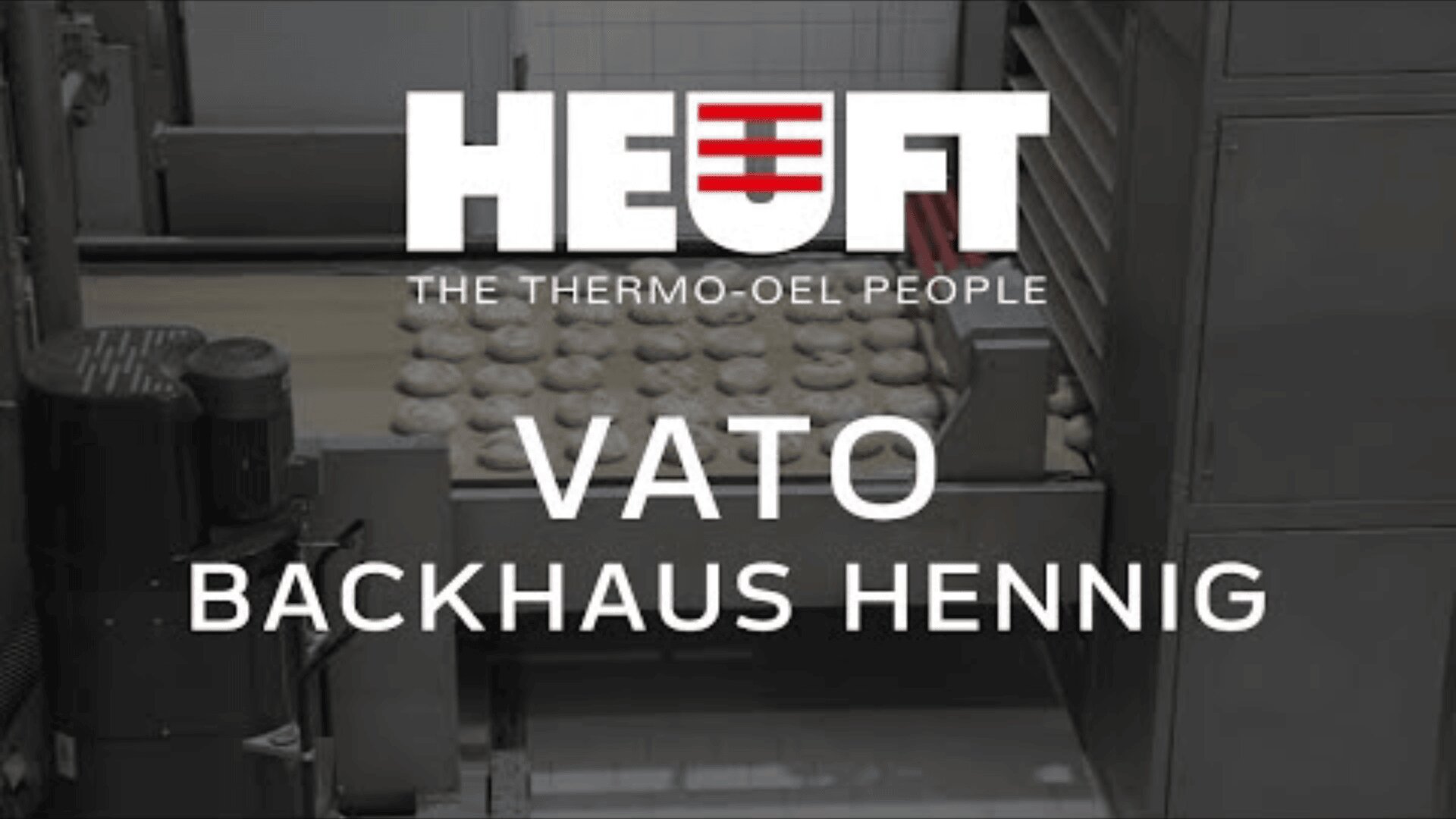 Reihen von Teiglingen bewegen sich auf einem Förderband in einer industriellen Bäckerei. Der überlagerte Text lautet: HEUFT DIE THERMO-OEL MENSCHEN, VATO BACKHAUS HENNIG.