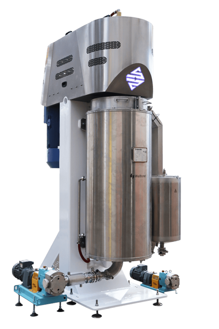 Eine große Industriemaschine mit einem Gehäuse aus glänzendem Edelstahl, sichtbaren zylindrischen Behältern und angeschlossenen Pumpen, die auf verstellbaren Füßen steht und für Herstellungs- oder Verarbeitungszwecke verwendet wird.