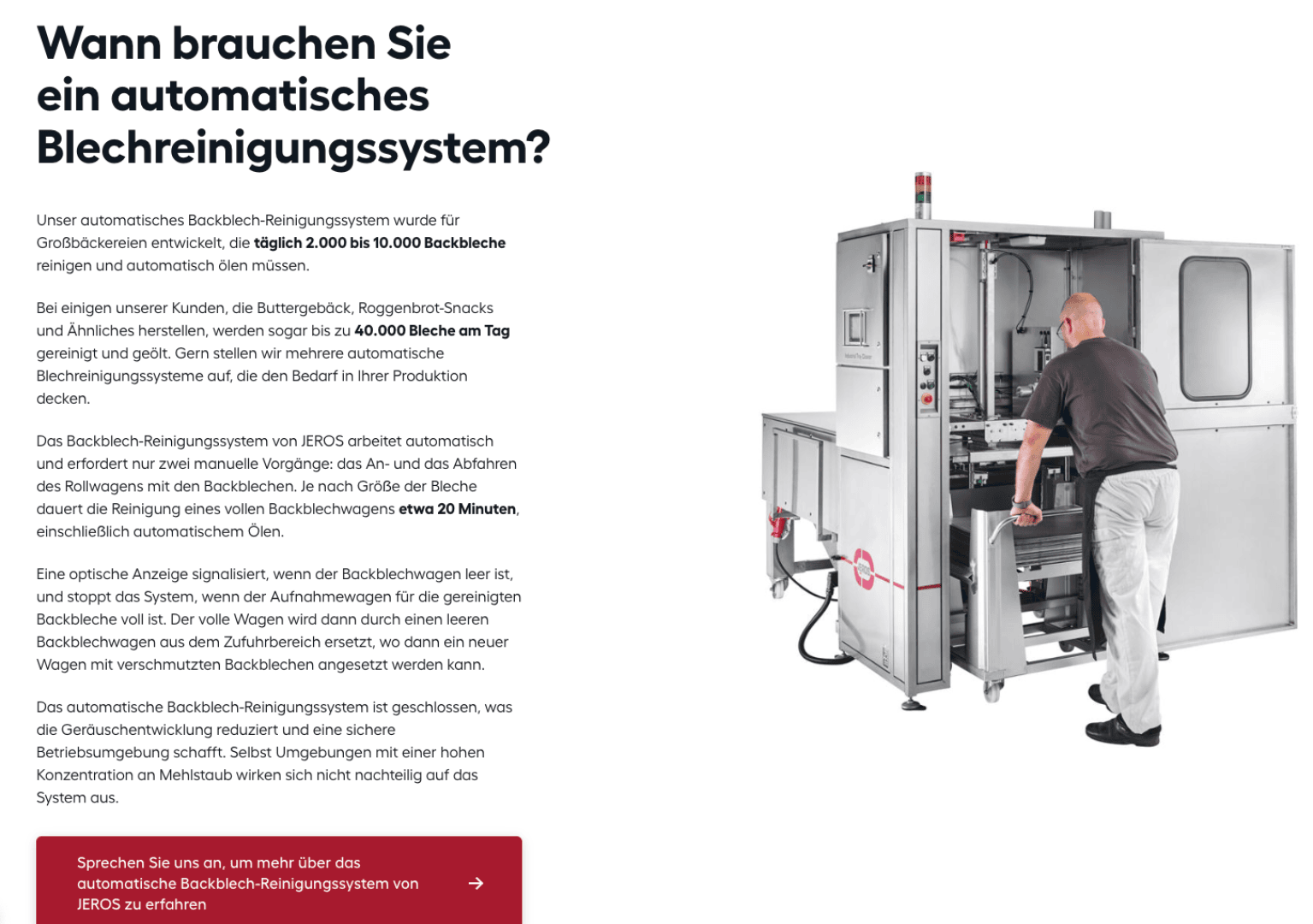 Eine Person bedient eine große industrielle Blechreinigungsmaschine in einer sauberen, hellen Umgebung. Ein deutscher Text erklärt die Vorteile und die Effizienz eines automatischen Blechreinigungssystems.