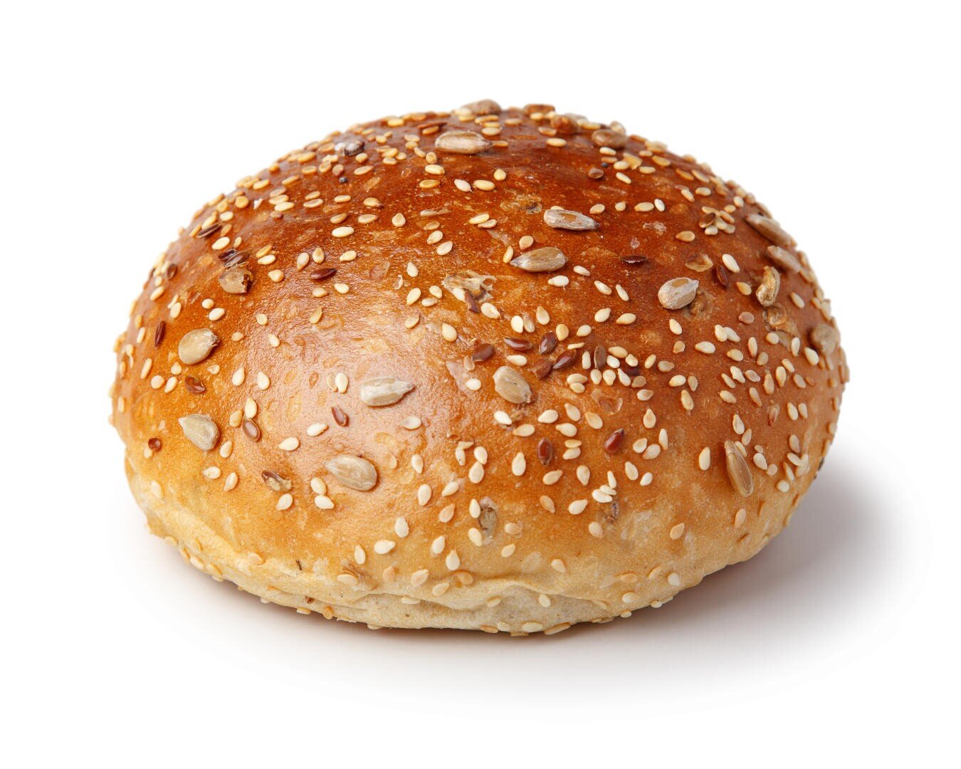 Ein rundes, goldbraunes Brötchen, belegt mit Sesam und Sonnenblumenkernen, isoliert auf weißem Hintergrund.