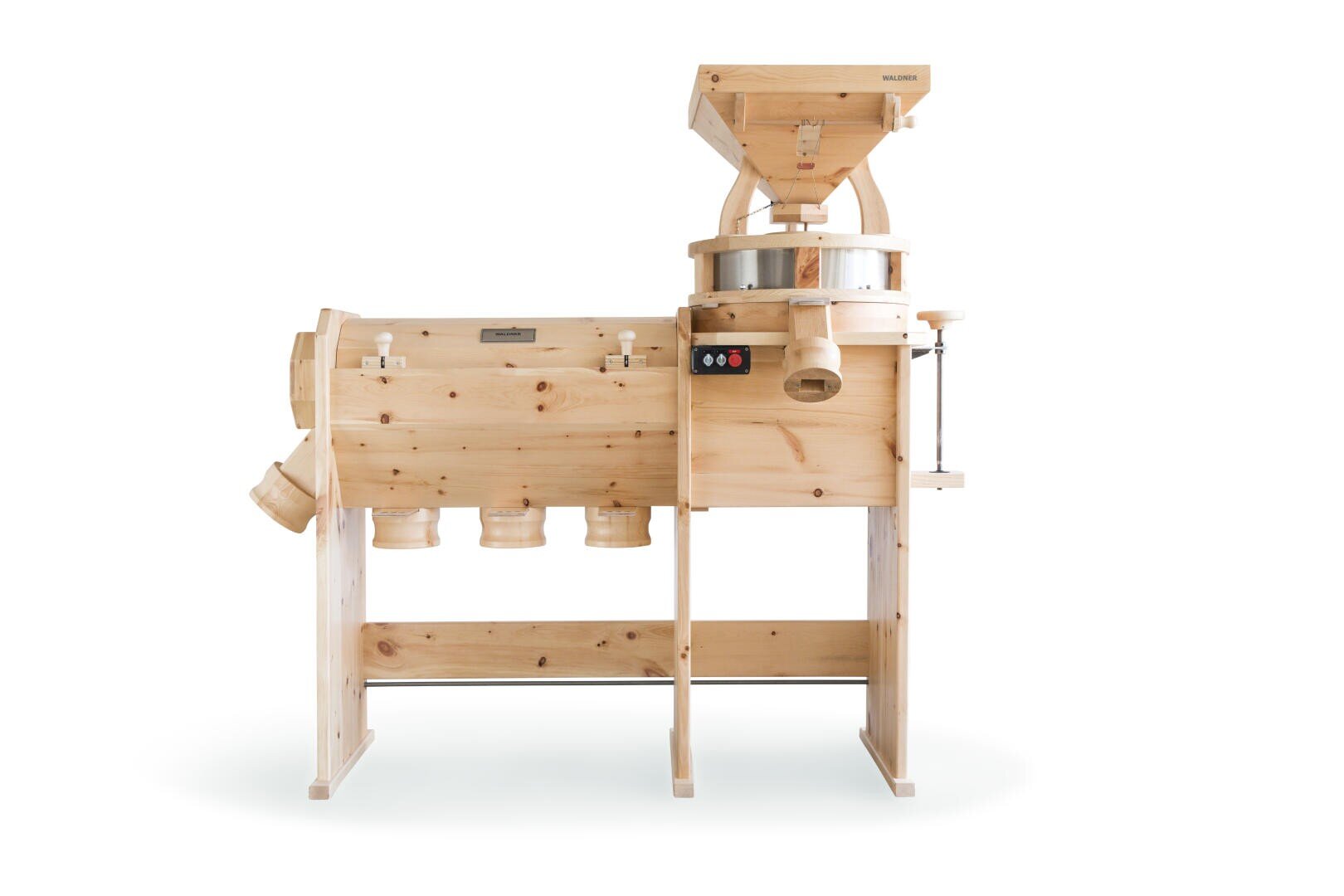 Eine große, leichte hölzerne Getreidemühle mit einem Trichter an der Oberseite, einem Bedienfeld und drei Auffangbehältern an der Unterseite, die zum Mahlen von Körnern zu Mehl dient. Die Maschine ist vor einem weißen Hintergrund dargestellt.