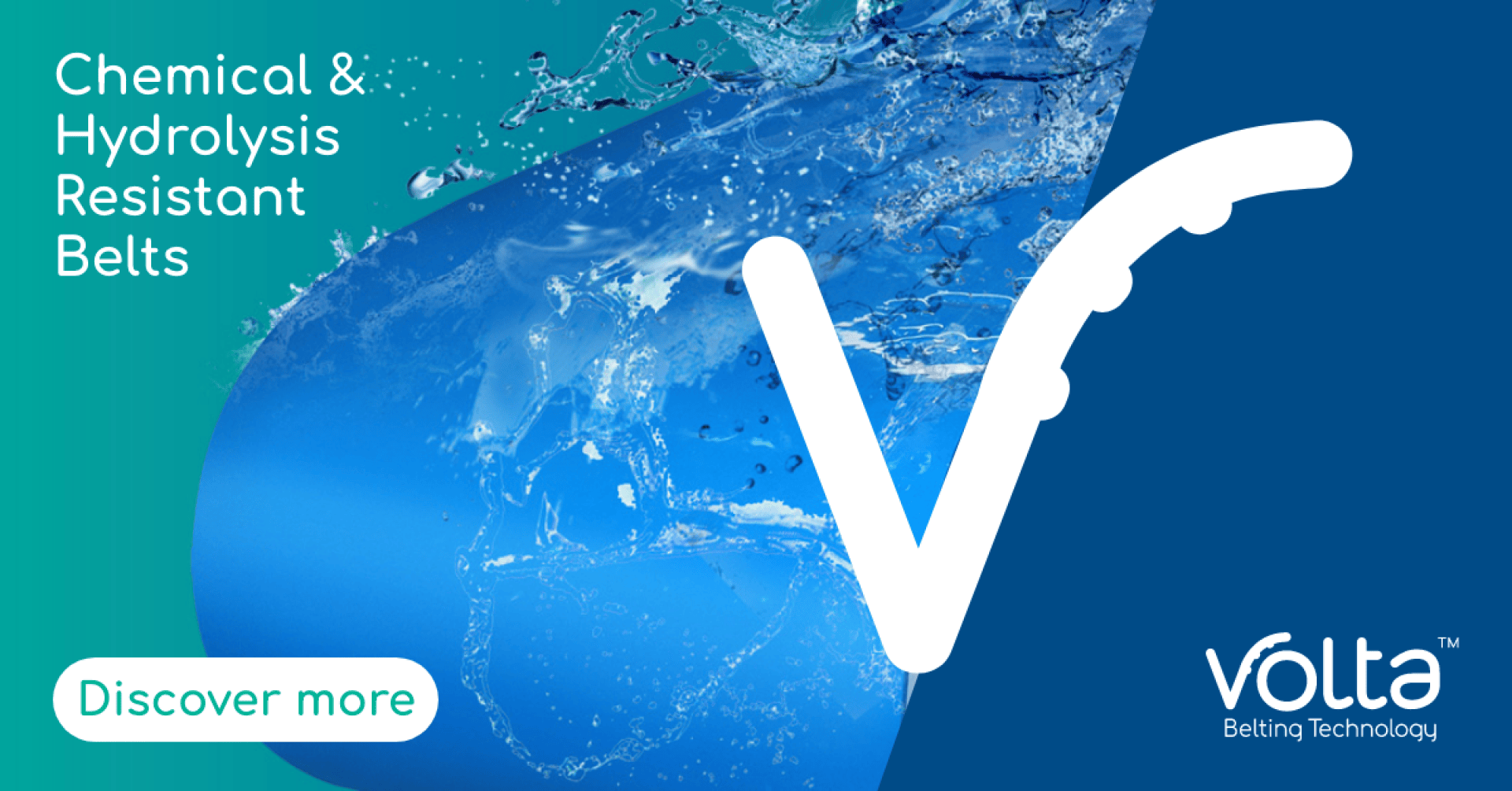 Werbegrafik für Volta Belting Technology mit Wasserspritzern, einem fettgedruckten weißen „V“ und dem Text „Chemikalien- und hydrolysebeständige Riemen“. Unten links befindet sich die Schaltfläche „Mehr entdecken“.