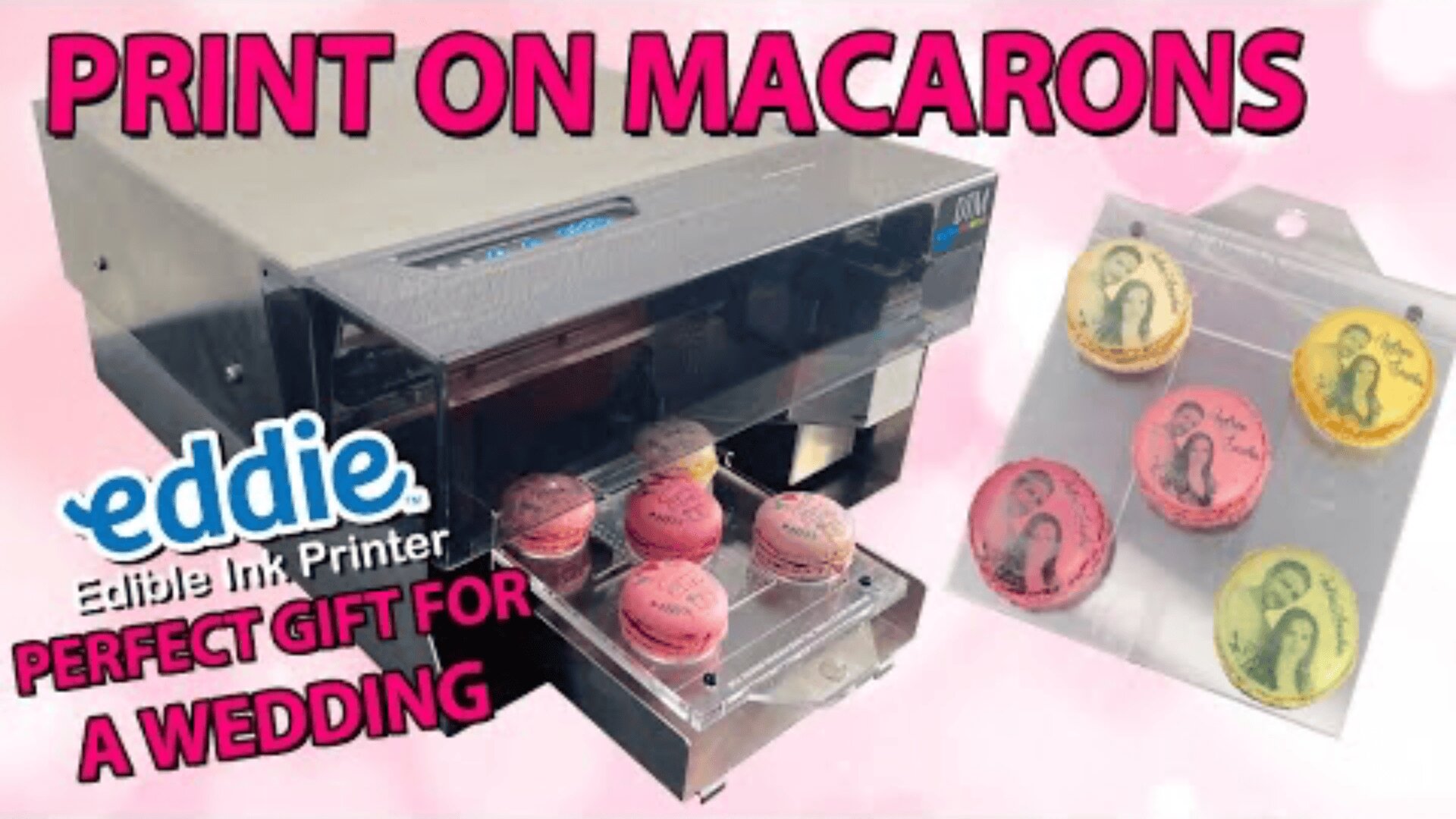 Eine Maschine druckt mit essbarer Tinte Fotos auf Macarons. Vier fertige Macarons mit gedruckten Bildern werden in einer durchsichtigen Verpackung gezeigt. Der Text lautet PRINT ON MACARONS und Perfect gift for a wedding.