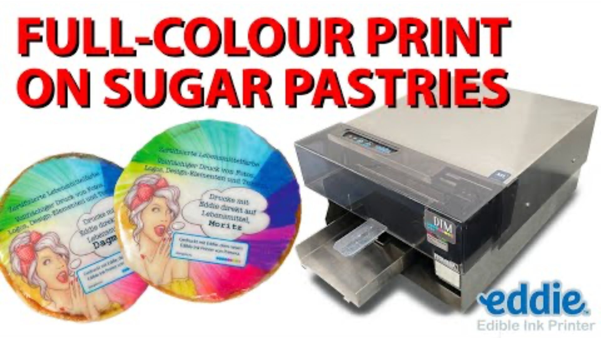 Ein Drucker mit der Aufschrift eddie druckt bunte essbare Motive auf rundes Zuckergebäck. Der fette rote Text darüber lautet FULL-COLOUR PRINT ON SUGAR PASTRIES. Links sind zwei dekorierte Gebäckstücke mit lebhaften Cartoon-Motiven zu sehen.