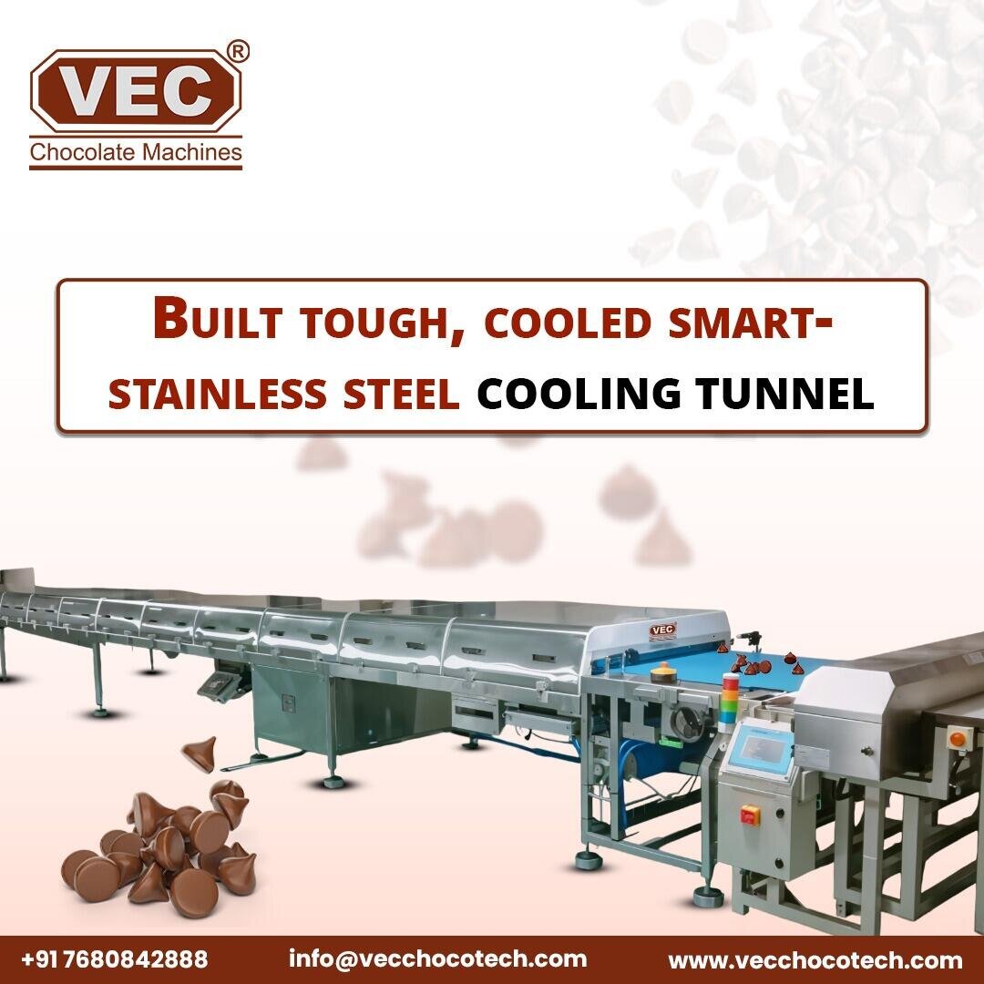 Eine Kühltunnelmaschine aus Edelstahl für Pralinen wird angezeigt. Der Text „Robust gebaut, intelligent gekühlt – Kühltunnel aus Edelstahl“ wird hervorgehoben. Das Logo und die Kontaktinformationen von VEC Chocolate Machines erscheinen oben und unten.