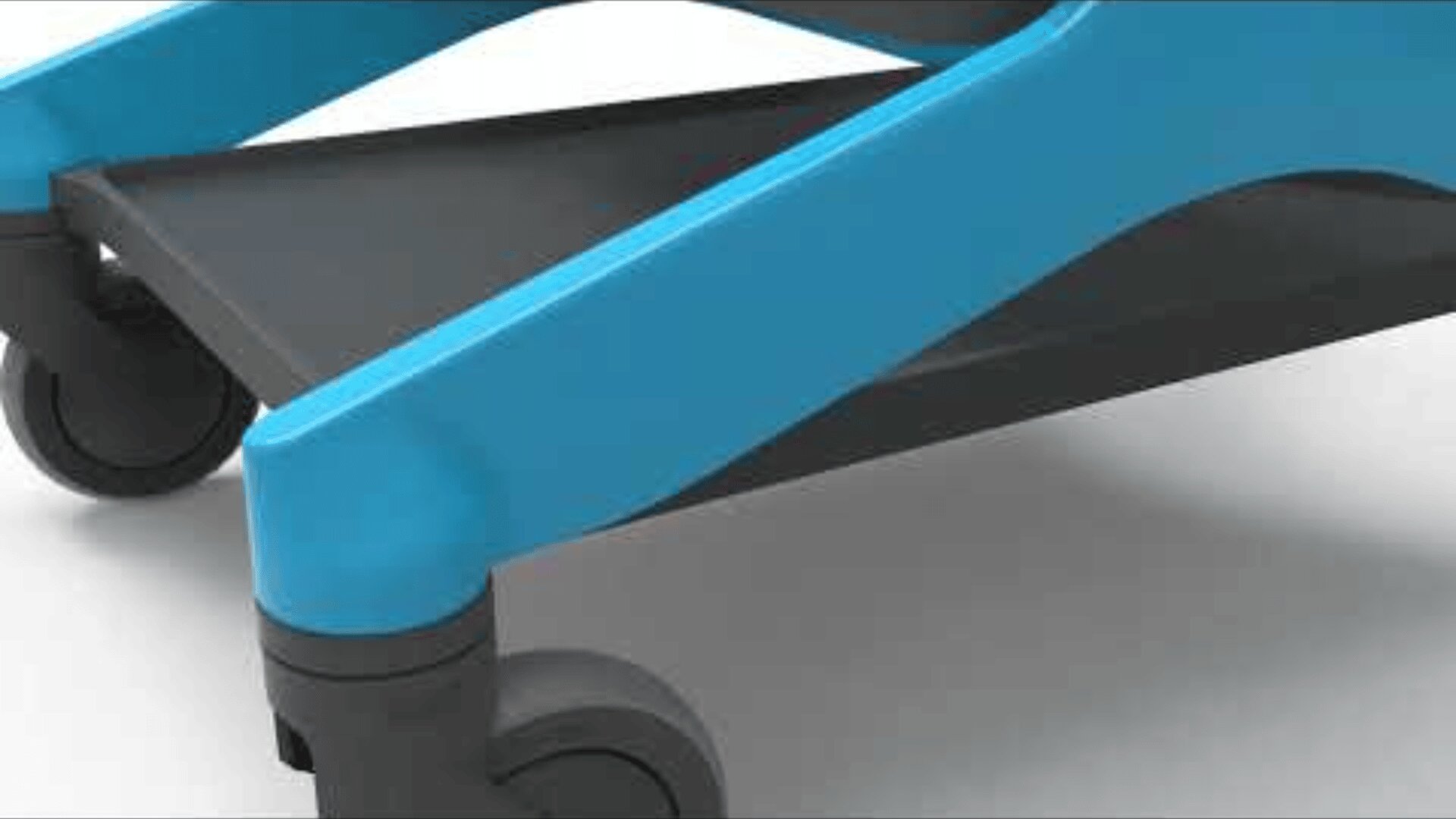 Nahaufnahme des unteren Teils eines blauen Karrens oder Wagens mit schwarzen Rädern und einem schwarzen Regal vor einem weißen Hintergrund.