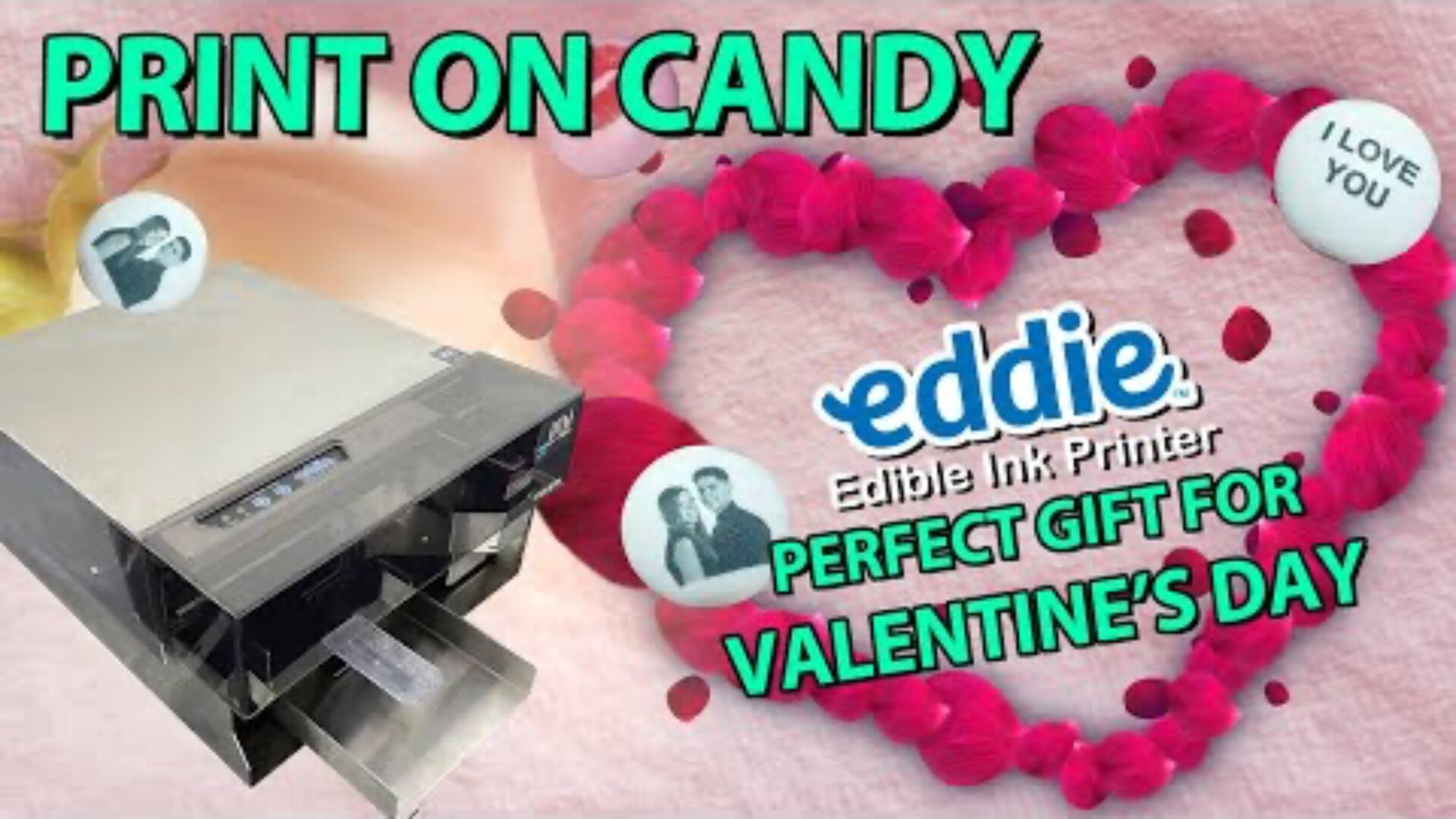 Eine Maschine mit der Aufschrift "Eddie Edible Ink Printer" steht neben bedruckten Bonbons mit Gesichtern und Botschaften. Der Text lautet "PRINT ON CANDY" und "PERFECT GIFT FOR VALENTINE'S DAY". Rosa Herzdekorationen füllen den Hintergrund.