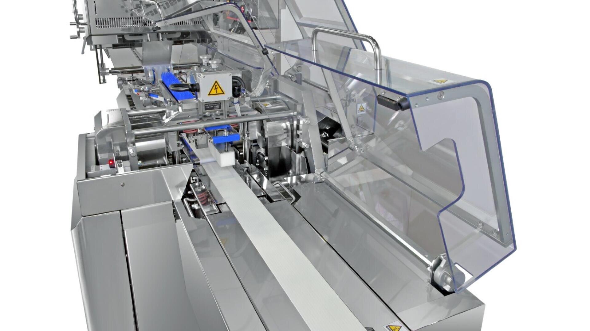 Nahaufnahme einer industriellen Verpackungsmaschine mit Förderbändern, Metallteilen und transparenten Sicherheitsabdeckungen. Die Maschine verfügt über Warnschilder und Mechanismen für die automatische Verarbeitung.