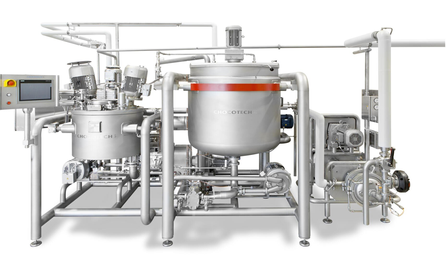 Industrielle Maschinen aus rostfreiem Stahl mit Tanks, Rohren, Messgeräten und Motoren, die in der Lebensmittel- oder Chemieverarbeitung eingesetzt werden, mit einem Bedienfeld und verschiedenen miteinander verbundenen Komponenten auf weißem Hintergrund.