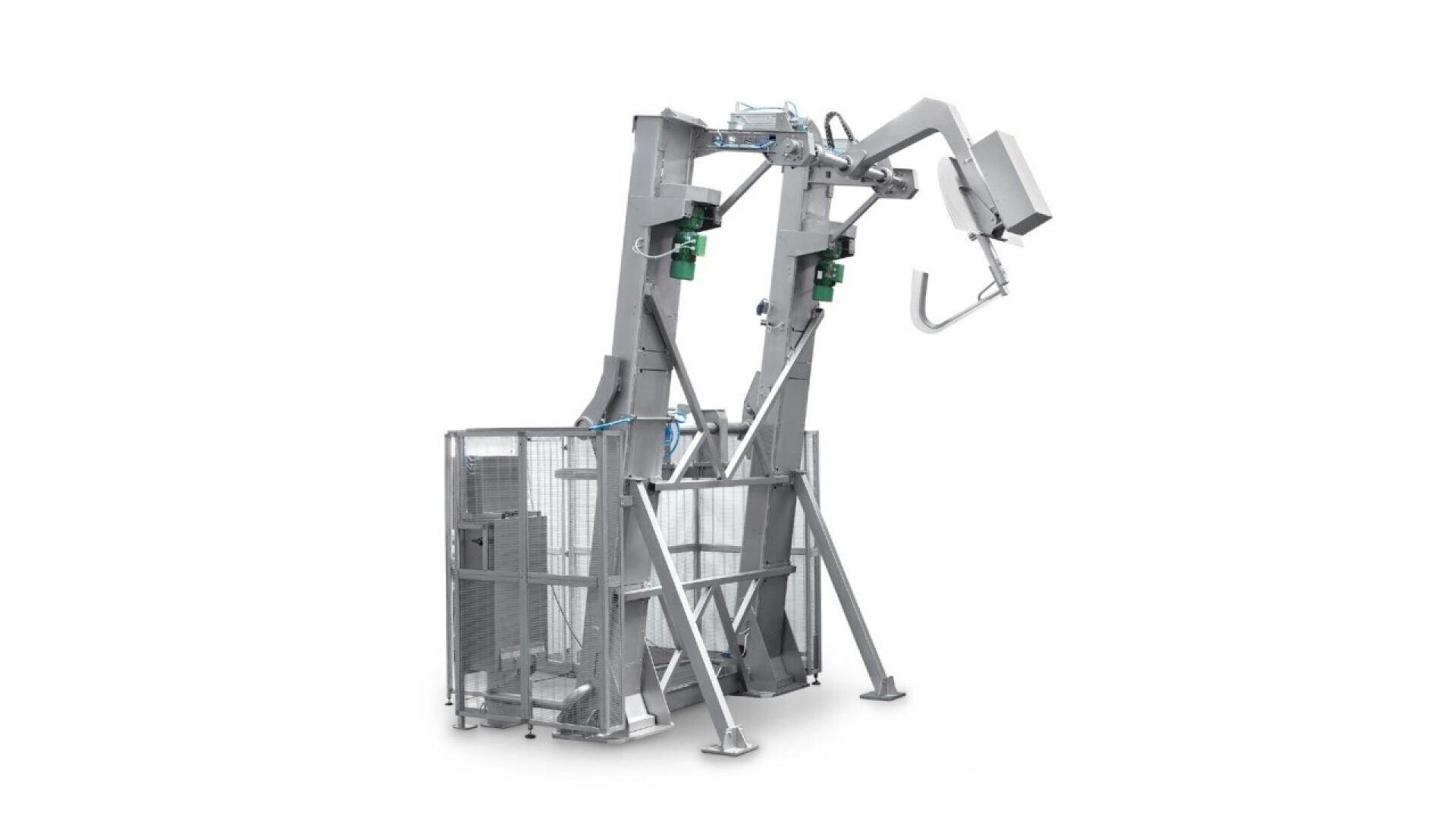 Eine große, industrielle Metallmaschine mit einem käfigartigen Gehäuse und zwei hohen, abgewinkelten Armen, die mit mechanischen Komponenten und einem Haken ausgestattet ist und wahrscheinlich zum Heben oder Verarbeiten von Materialien in einer industriellen Umgebung verwendet wird.