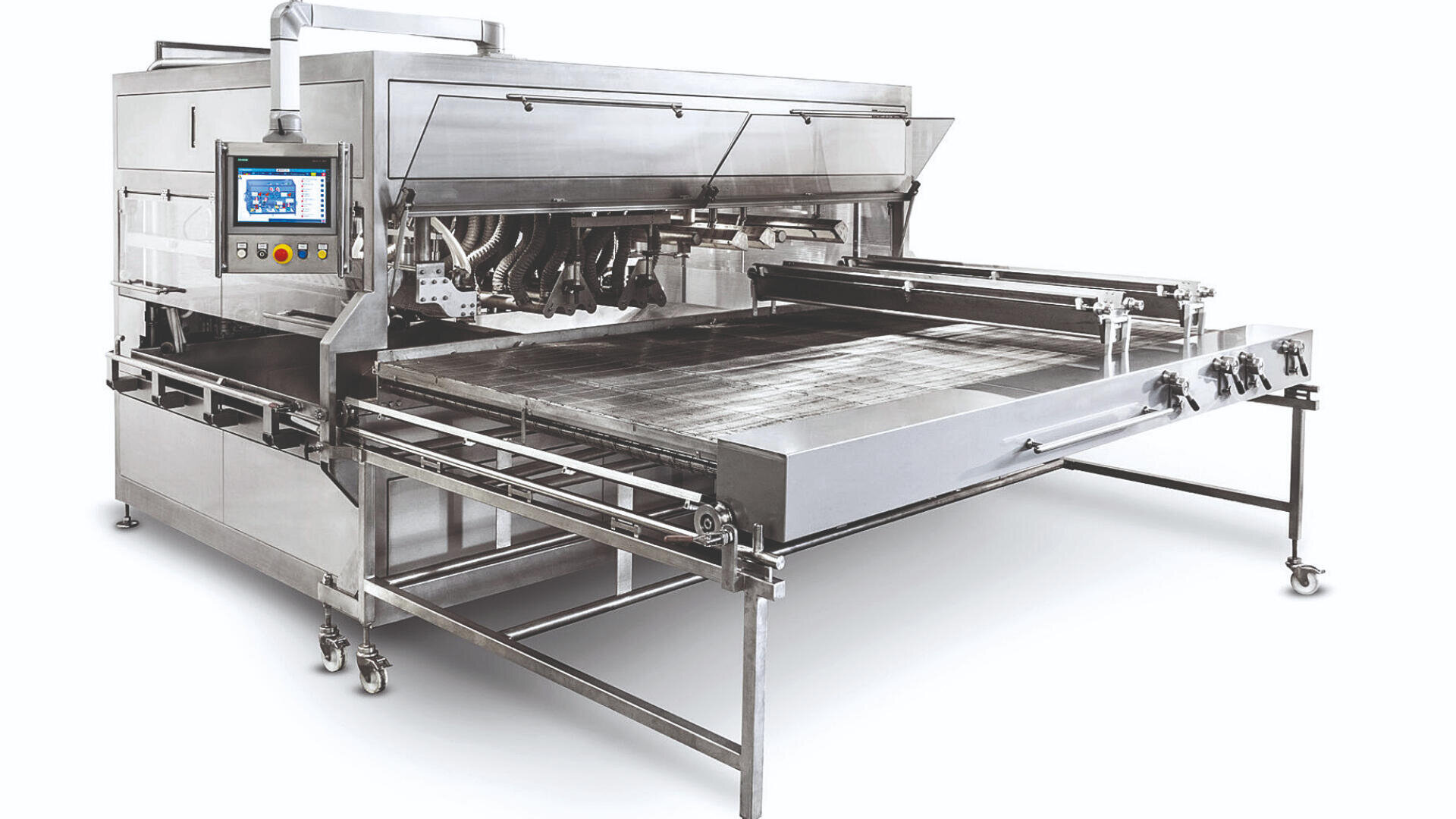 Große industrielle Lebensmittelverarbeitungsmaschine aus Edelstahl mit Förderband und Bedienfeld, für die automatisierte Produktion konzipiert; die Maschine steht auf Rädern und verfügt über einen offenen Vorderteil.
