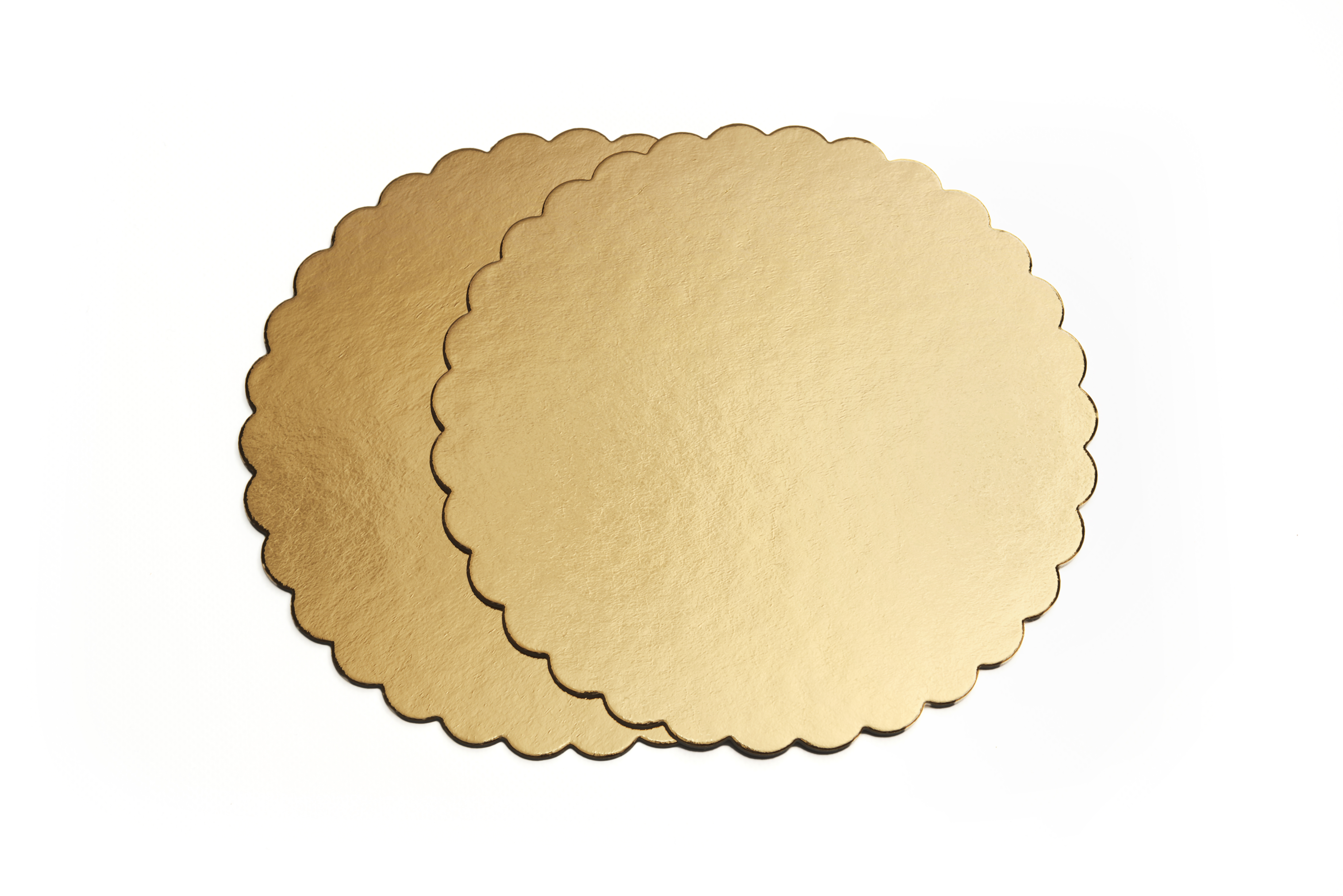 Zwei runde, goldene Tortenplatten mit gewelltem Rand, die sich auf einem weißen Hintergrund überlappen.