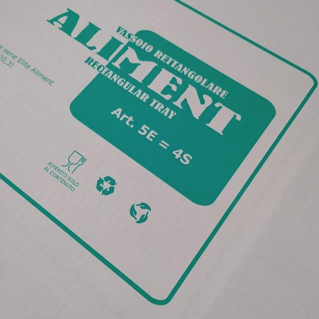 Close-up of a cardboard box with teal text that reads Vassoio Rettangolare Aliment Rectangular Tray Art. 5E = 4S along with recycling and food-safe symbols. The background is plain and the design is minimal.