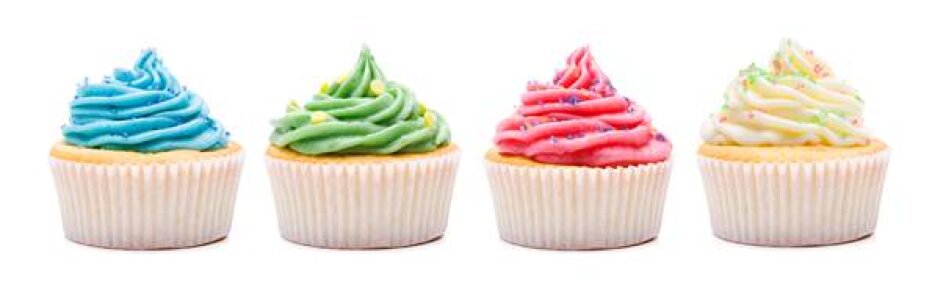 Vier Cupcakes in weißer Verpackung, jeweils mit blauem, grünem, rosa und weißem Zuckerguss überzogen und mit Streuseln verziert, vor einem weißen Hintergrund.